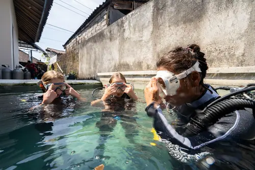 Family try scuba course in the pool