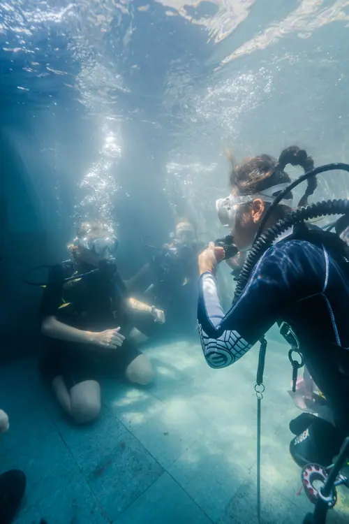 Family try scuba course in the pool 2