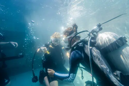 Family try scuba course in the pool 3