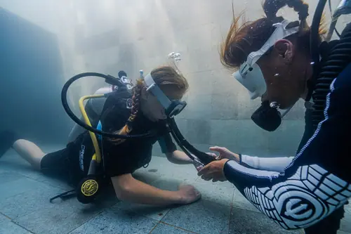 Family try scuba course in the pool 4